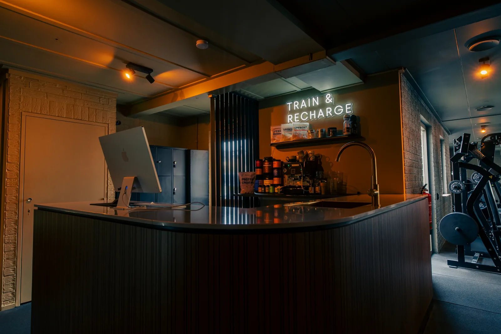 De ontvangstbalie en koffiehoek bij Train & Revive